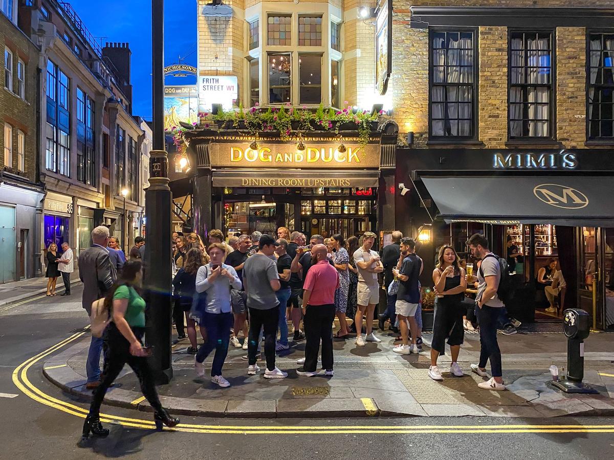 No10 slams plans to clamp down on drinkers standing at Soho pubs as row explodes - London Evening Standard