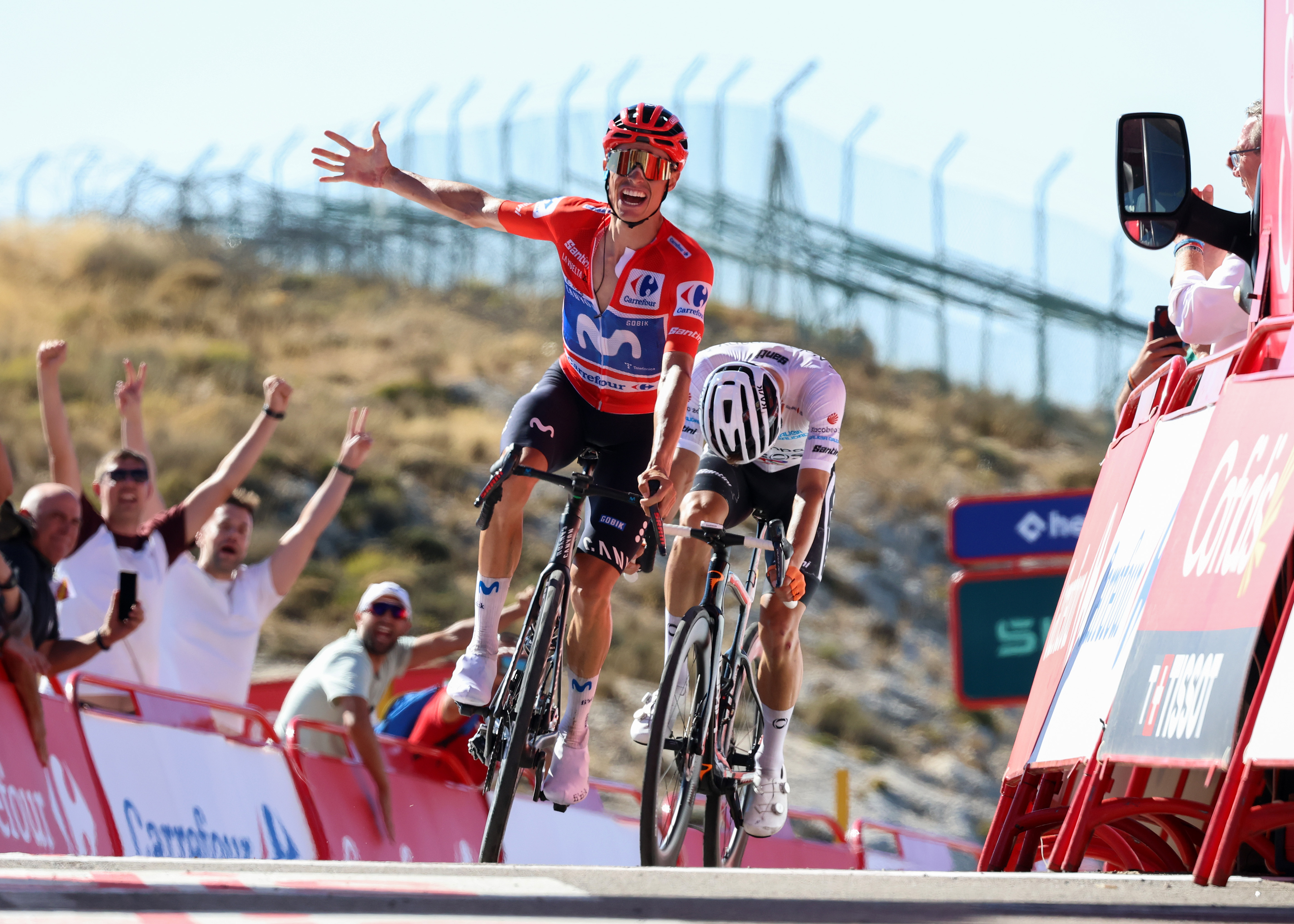 ALTO DE AITANA, SPAIN - AUGUST 30: (L-R) Enric Mas of Spain and Movistar Team - Red Leader Jersey celebrates at finish line as stage winner ahead of Oscar Onley of Great Britain and Netcompany INEOS Cycling Team - White Best Young Rider Jersey during the La Vuelta - 81st Tour of Spain 2026, Stage 9 a 187.4km stage from Villajoyosa to Alto de Aitana 1544m / #UCIWT / on August 30, 2026 in Alto de Aitana, Spain. (Photo by Alexander Hassenstein/Getty Images)