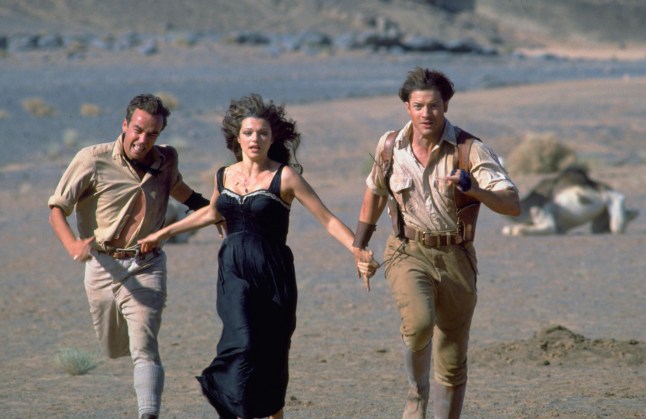 Editorial use only. No book cover usage. Mandatory Credit: Photo by Universal/Kobal/Shutterstock (5884151q) John Hannah, Rachel Weisz, Brendan Fraser The Mummy - 1999 Director: Stephen Sommers Universal USA Scene Still Comedy La Momie (1999)
