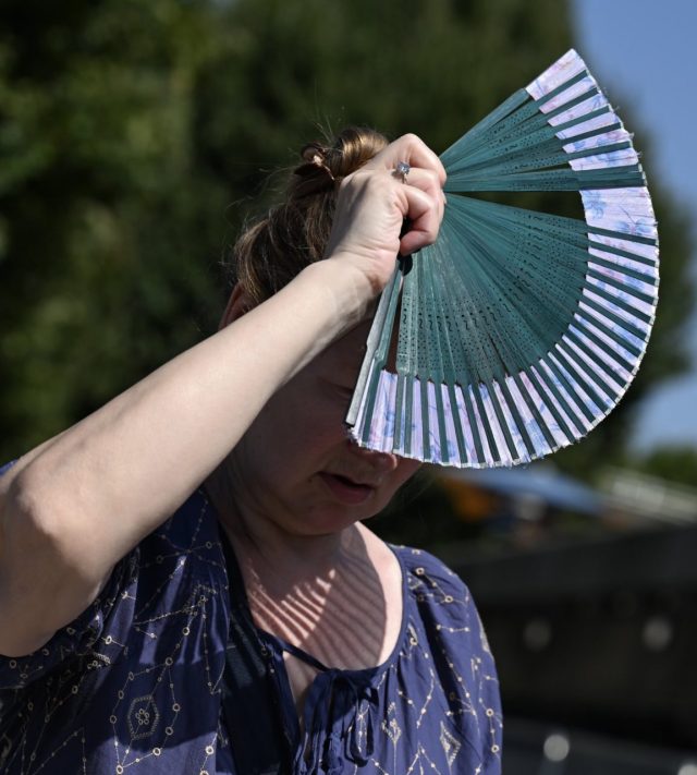 LONDON, UNITED KINGDOM - AUGUST 13: People seek relief from extreme heat as temperatures reach 36????C in London, United Kingdom on August 13, 2026. The UK Met Office issued an amber heat warning for London and several other areas due to the high temperatures. (Photo by Rasid Necati Aslim/Anadolu via Getty Images)