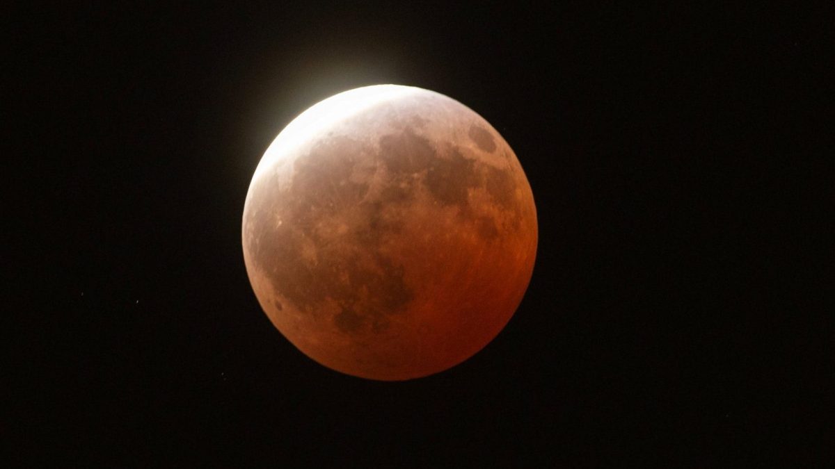 Stars around a blood-red moon during a partial lunar eclipse in San Diego, California, U.S., August 27, 2026. REUTERS/Mike Blake