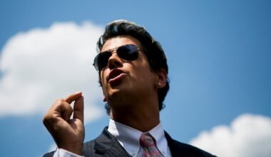 British far-right commentator Milo Yiannopoulos deported from US to UK – The Irish Times