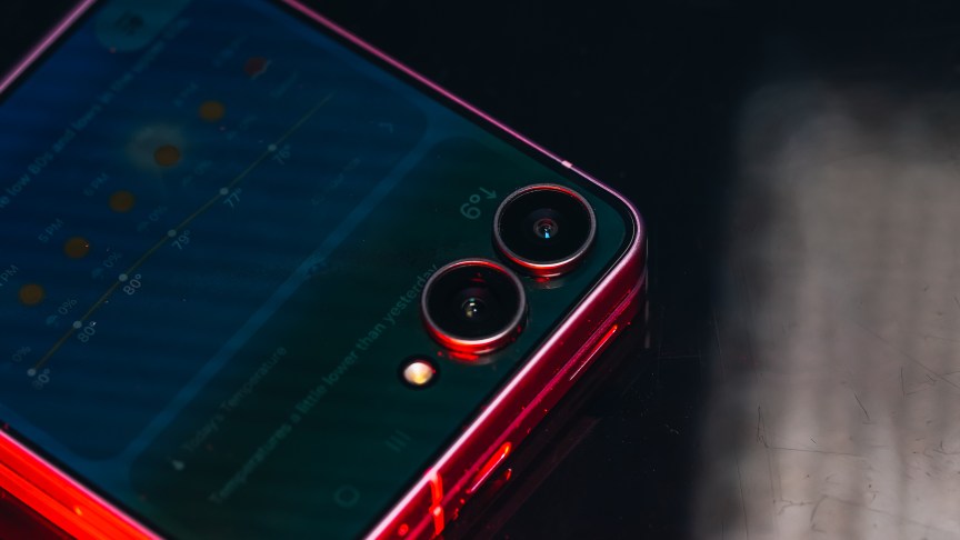 Two cameras on Z Flip 8 cover screen