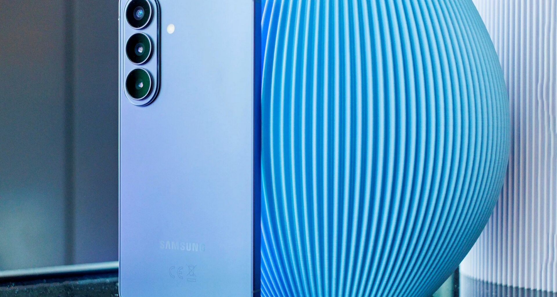 Why smartphone shoppers are suddenly buying iPhone 17 and Galaxy S26