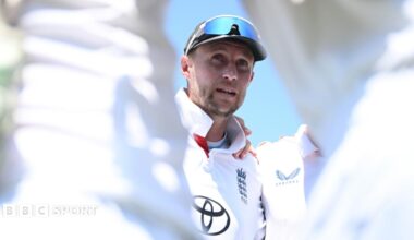 Joe Root talks to his England players in a huddle