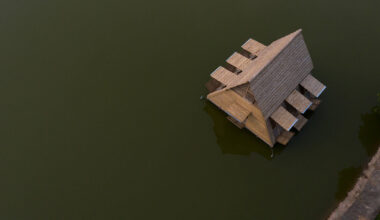 when the water rises, these amphibious homes rise and float with it