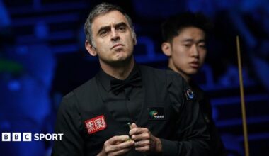 Ronnie O'Sullivan chalking his cue