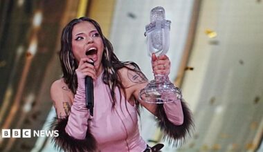 Dara holds up her Eurovision trophy