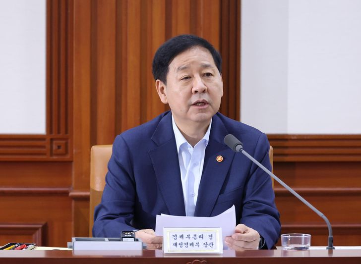 Finance Minister Koo Yun-cheol speaks during a meeting with economy-related ministers held at the Government Complex Seoul, Thursday. Yonhap