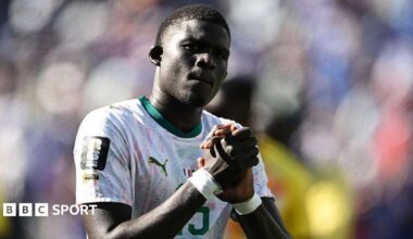 El Hadji Malick Diouf claps while playing for Senegal