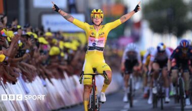 Lorena Wiebes crosses the line with her arms aloft