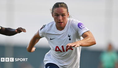 Kirsty Hanson playing for Tottenham during pre-season