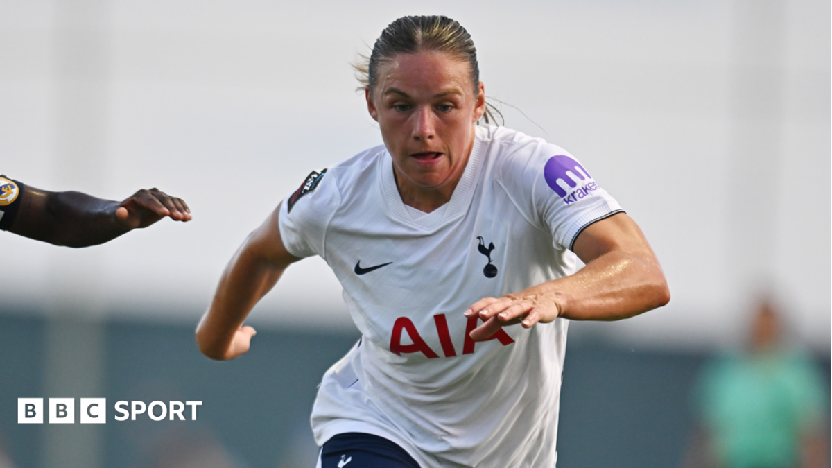 Kirsty Hanson playing for Tottenham during pre-season
