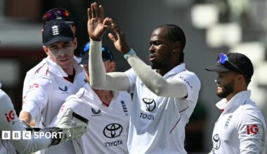 England celebrate an Ollie Robinson wicket
