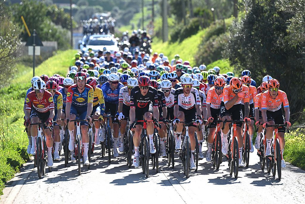 The pelton during stage 4 of the 2026 Volta ao Algarve em Bicicleta in Lagos, Portugal. (Photo by Dario Belingheri/Getty Images)
