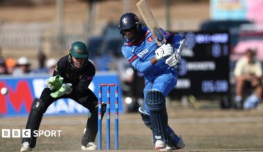 Daniel Bell-Drummond hits a shot for Kent against Leicestershire in the One-Day Cup while wearing a predominantly blue kit in front of a blue wicket with a wicketkeeper in green behind him