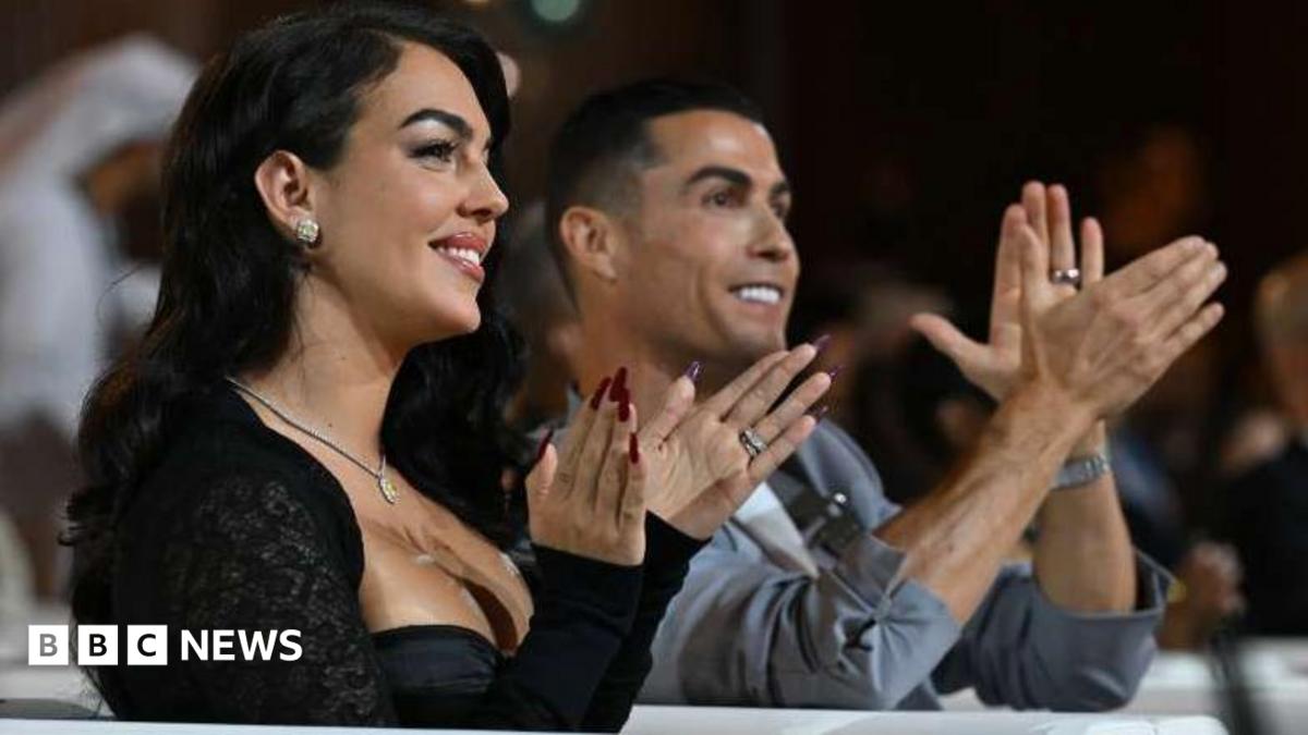 Ronaldo and his partner clap and smile in Dubai in 2014