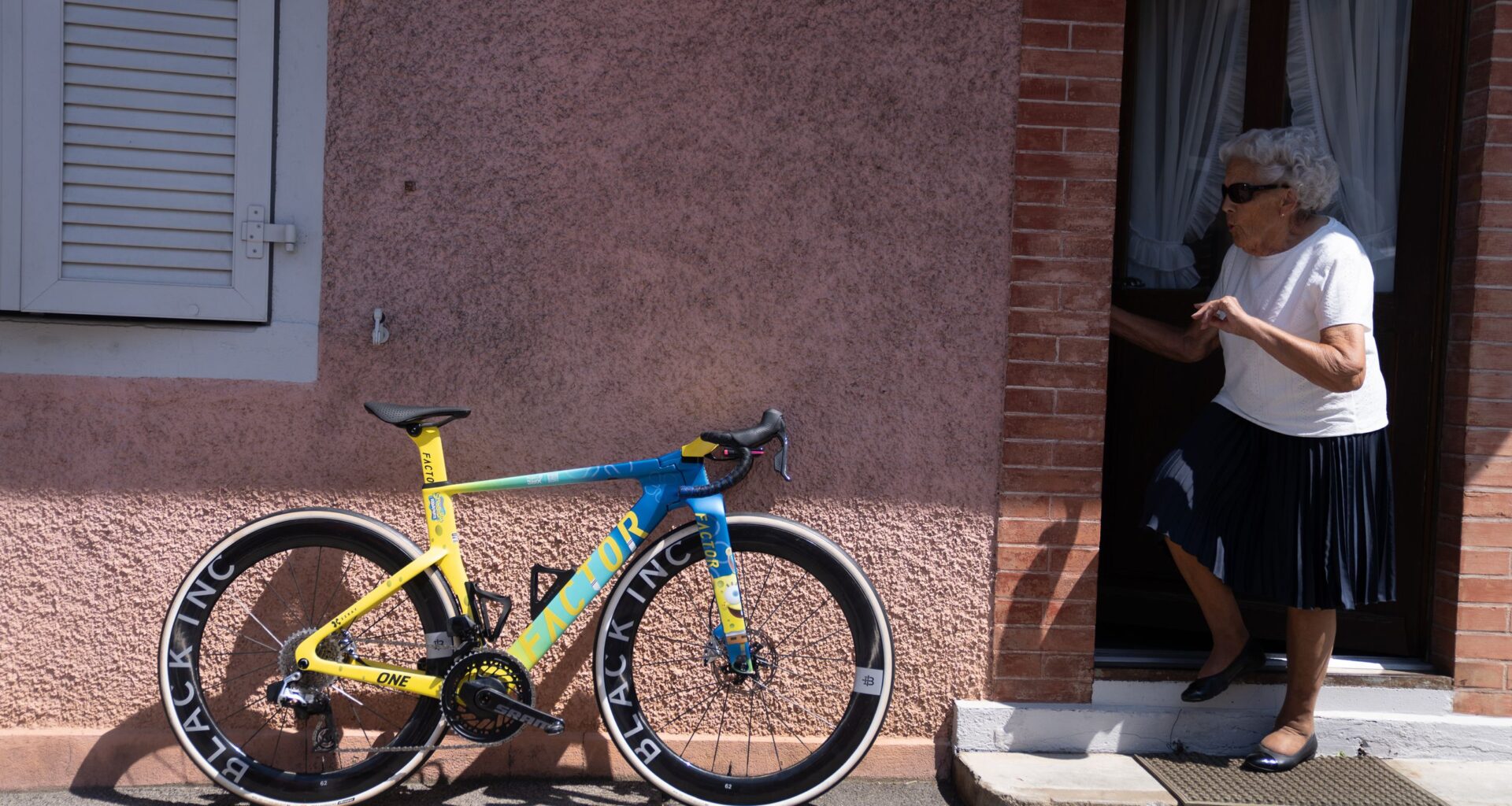 A spongebob-themed Factor at the Tour de France Femmes