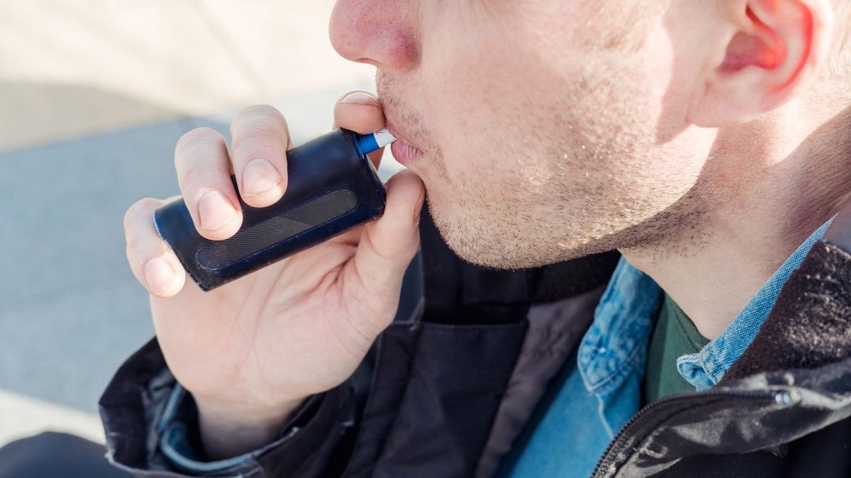Dentist compares smoking, vaping and heated tobacco to see which is worse and the results are clear