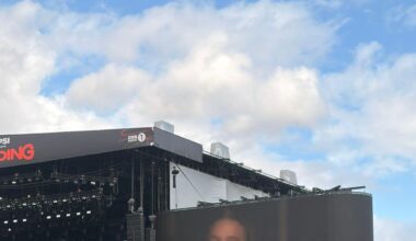 Lola Young's surprise set draws a big crowd