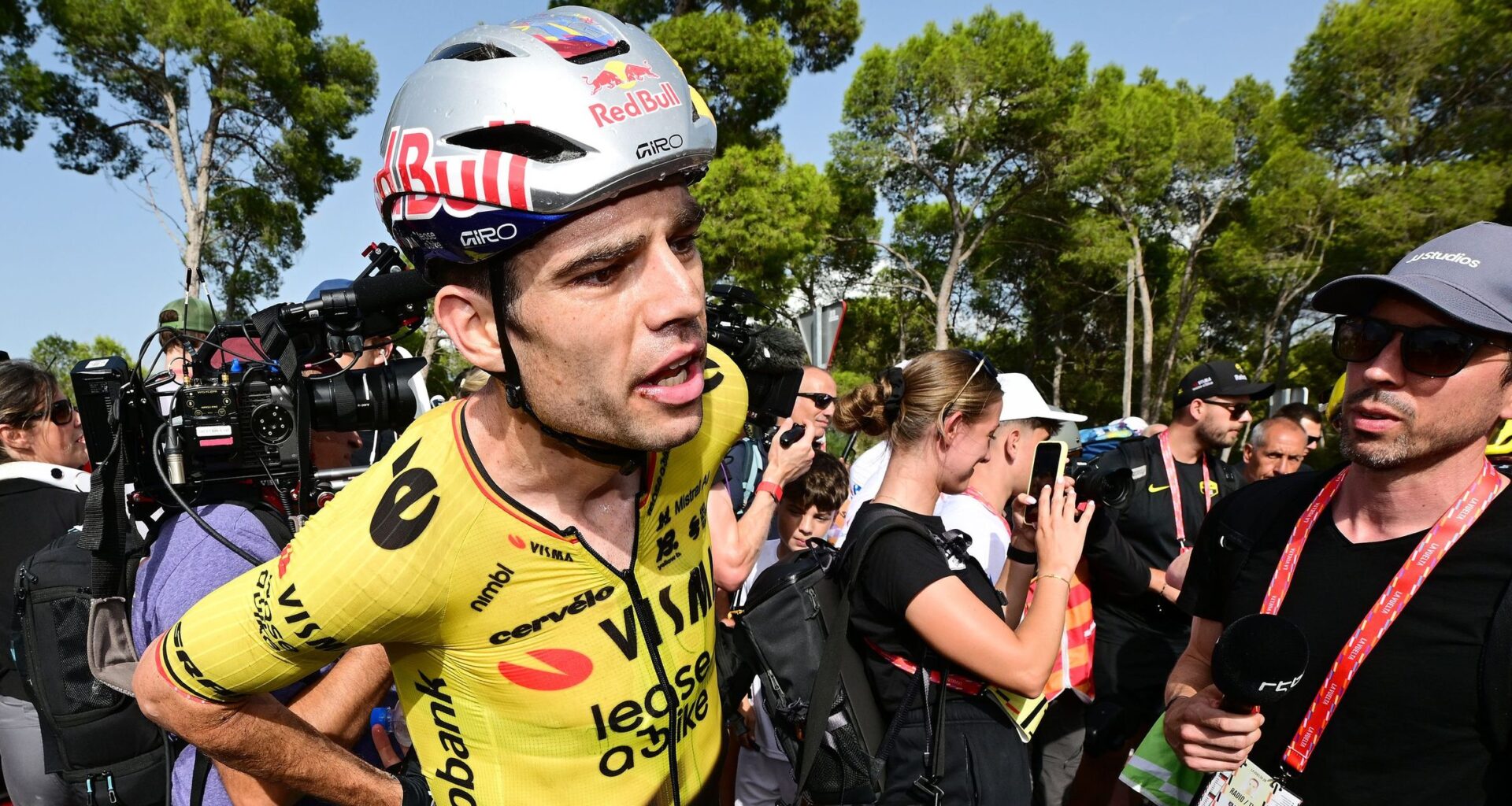 Wout van Aert jokes he's 'not like Tadej Pogacar' after Stage 5 mishap at La Vuelta 2026