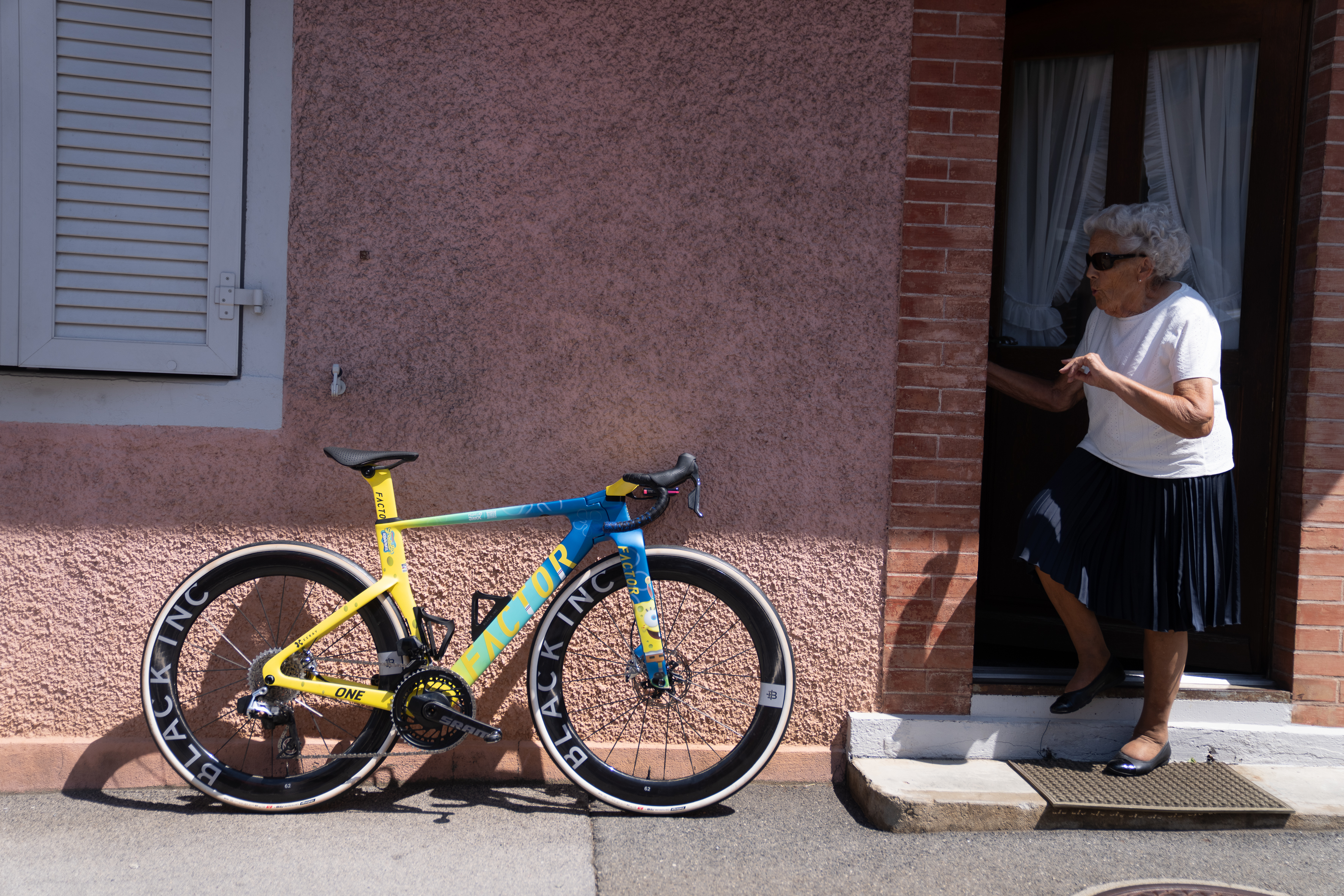 Spongebob-painted Factor One bikes raced by Human Powered Health and Ma Petite Entreprise at the Tour de France Femmes