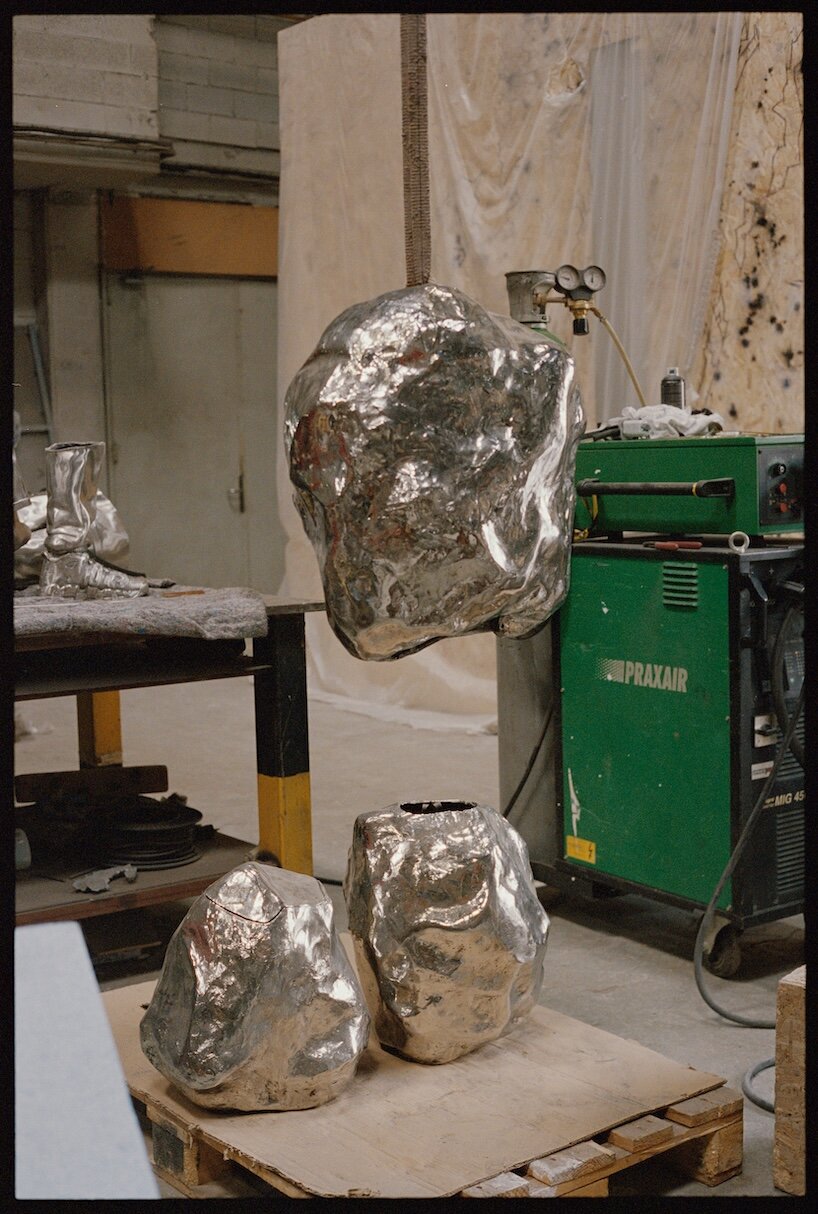 luna paiva installs 300-kilogram stainless steel totem at bofill’s la fábrica - 3