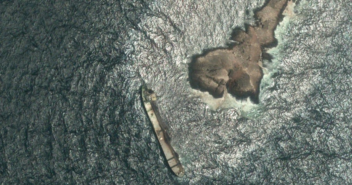 Oman says oil spill from stricken tanker has reached its coast | Environment News
