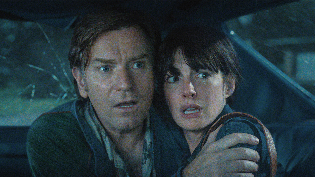 (L-r) Ewan McGregor as Greg Platt and Anne Hathaway as Denise Platt in The End of Oak Street