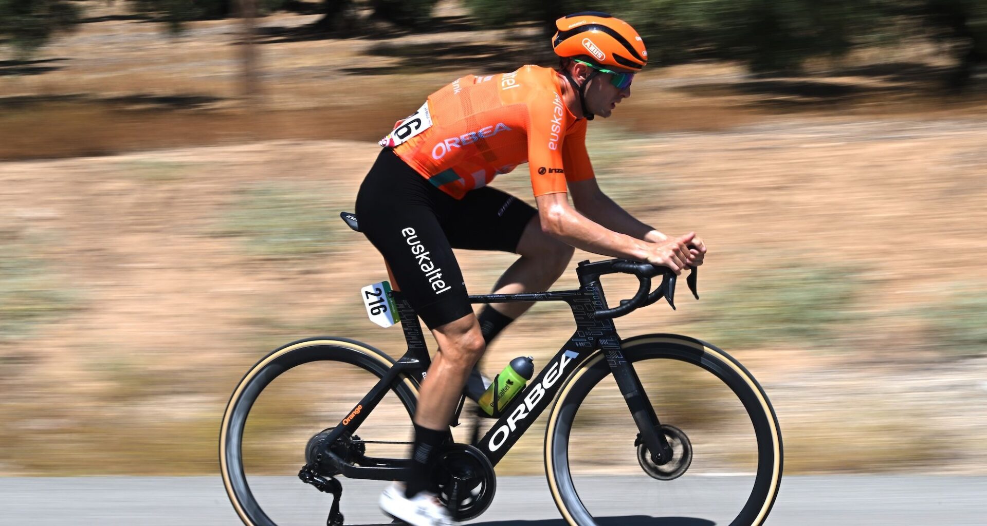 Volta a Portugal: Xabier Isasa sprints ahead of Rui Oliveira to win stage 6