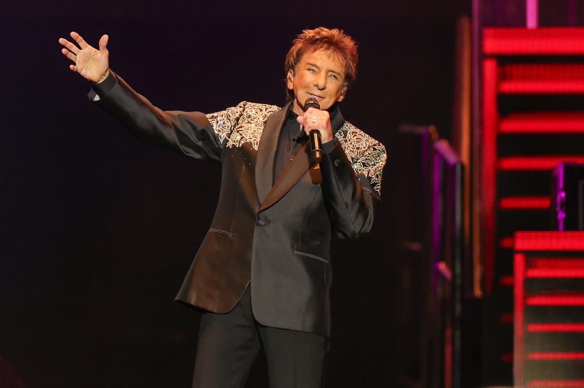 Barry Manilow cancels more concerts at last minute after lung cancer battle