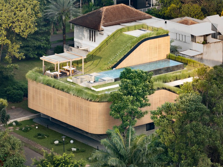 Split Mass Residence / K-Thengono Design Studio - Image 1 of 32