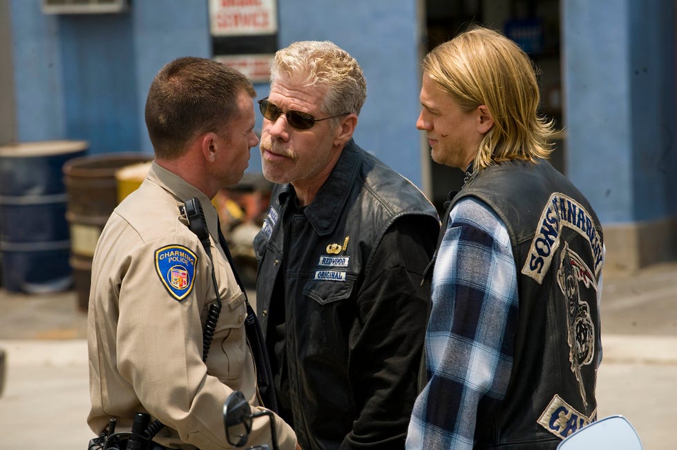 Taylor Sheridan, Ron Perlman, Charlie Hunnam, Sons Of Anarchy season 1 taylor sheridan, ron perlman, charlie hunnam, sons of anarchy season 1