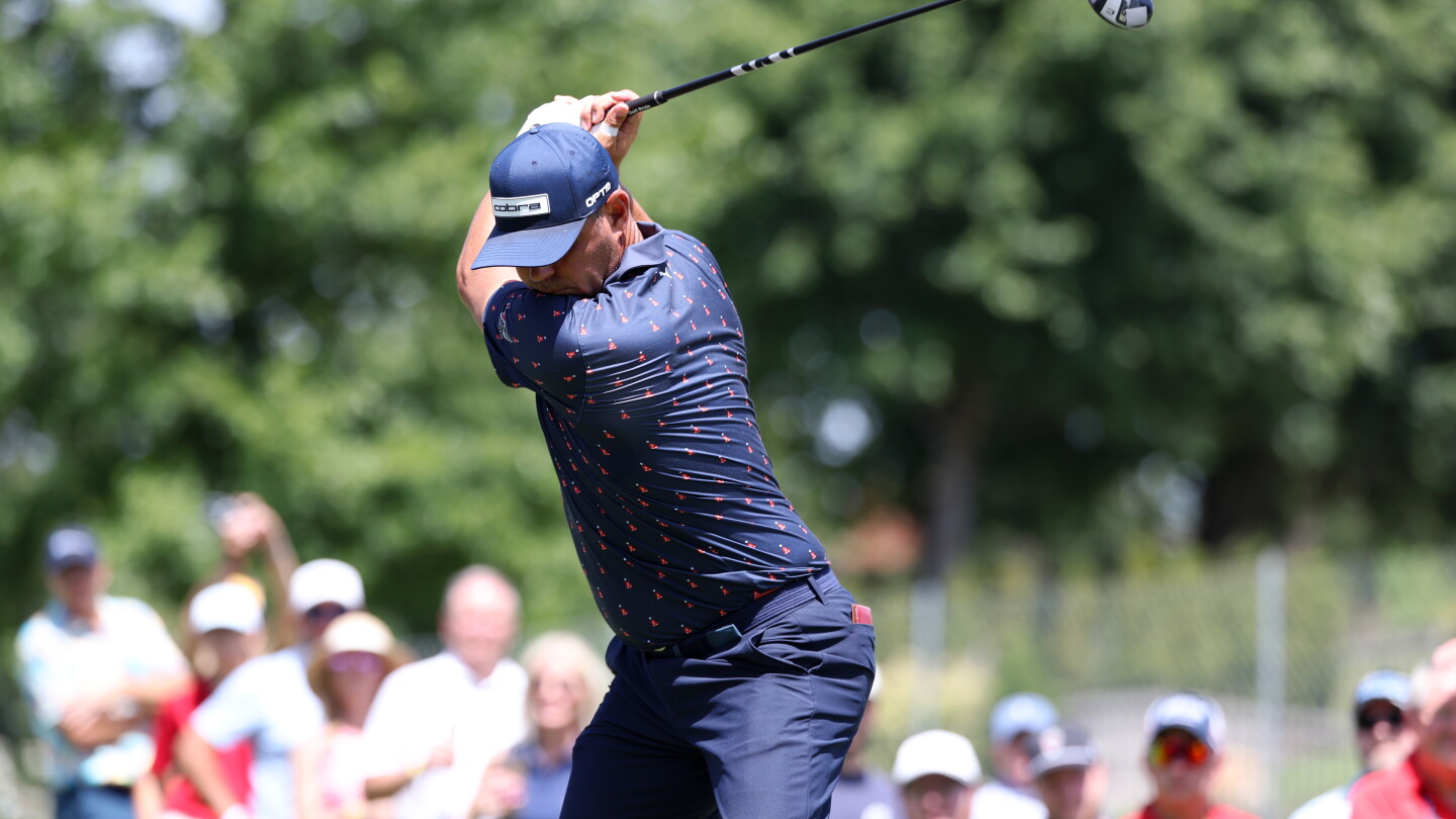 One shot off BMW lead, Gary Woodland tops tee ball into creek