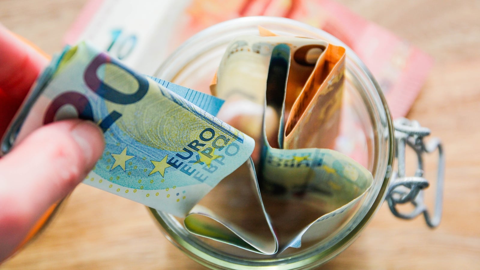 Households saved nearly €1 in €5 of disposable income