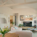 © Camila Alba Butantã House / André Guerra Arquitetos - Interior Photography, Sofa, Wood, Table, Lighting, Chair
