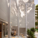 © Juan Camilo Roa Store With A Gap / Studio Cadena - Interior Photography
