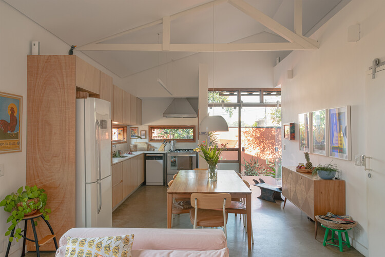 Butantã House / André Guerra Arquitetos - Interior Photography, Kitchen, Wood, Lighting, Chair, Countertop