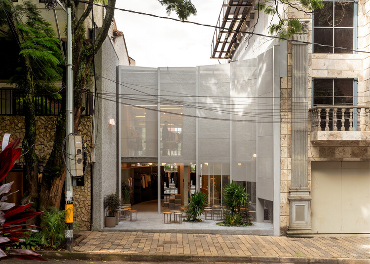 Store With A Gap / Studio Cadena - Exterior Photography, Concrete