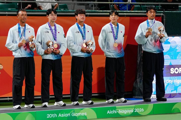 South Korea's players pose with the bronze medal during the awarding ceremony of the soft tennis men's team event at the Asian Games, Sept. 20, in Nagoya, Japan. AP-Yonhap