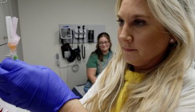 Who should get flu, COVID or RSV shots this fall? Here's what medical groups recommend