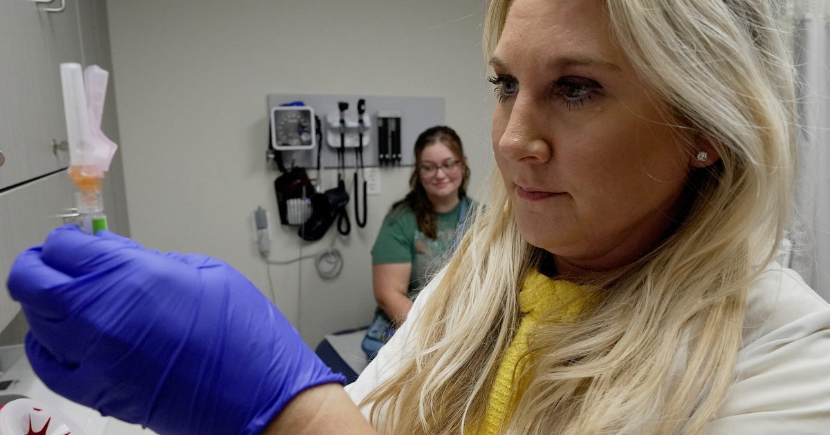 Who should get flu, COVID or RSV shots this fall? Here's what medical groups recommend