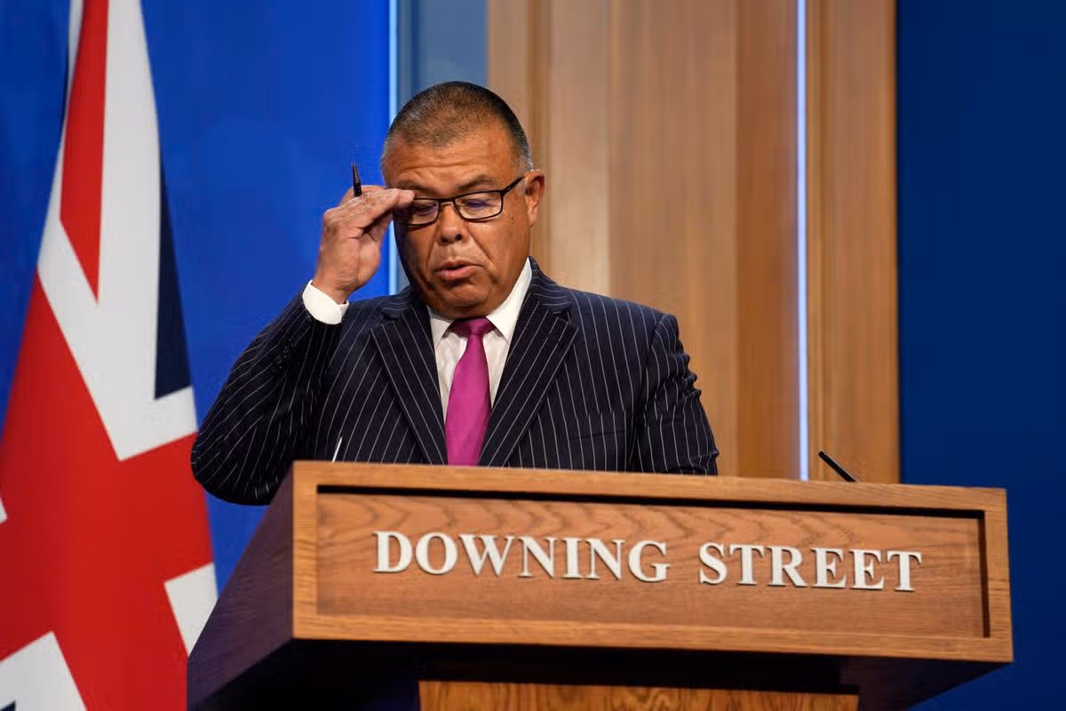 JVT explaining the science at a Downing Street briefing
