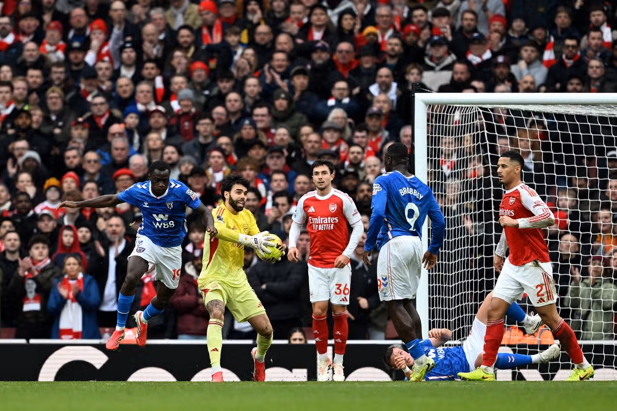 David Raya claims a ball