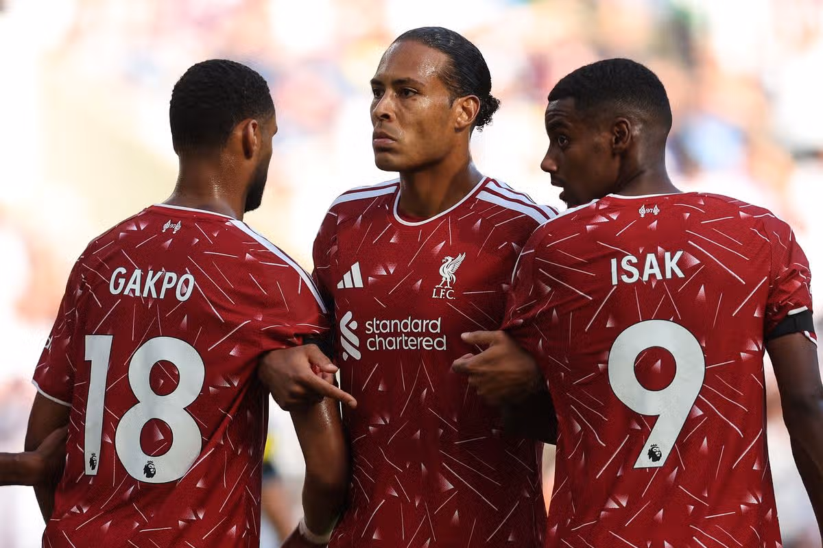 Cody Gakpo, Virgil van Dijk and Alexander Isak during Newcastle 2-2 Liverpool.