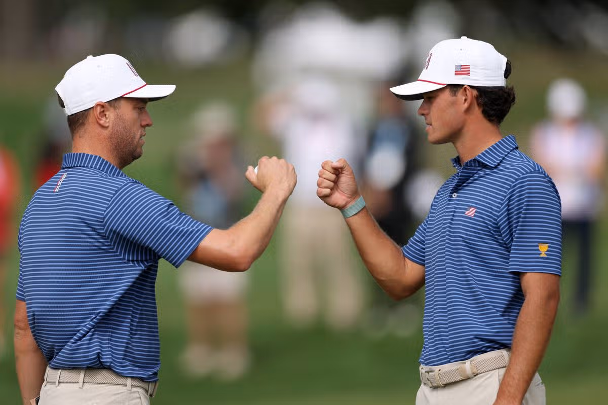 Justin Thomas fist bumps Jackson Koivun