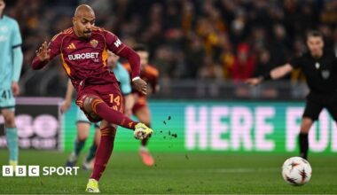 Donyell Malen shoots at goal while playing for Roma