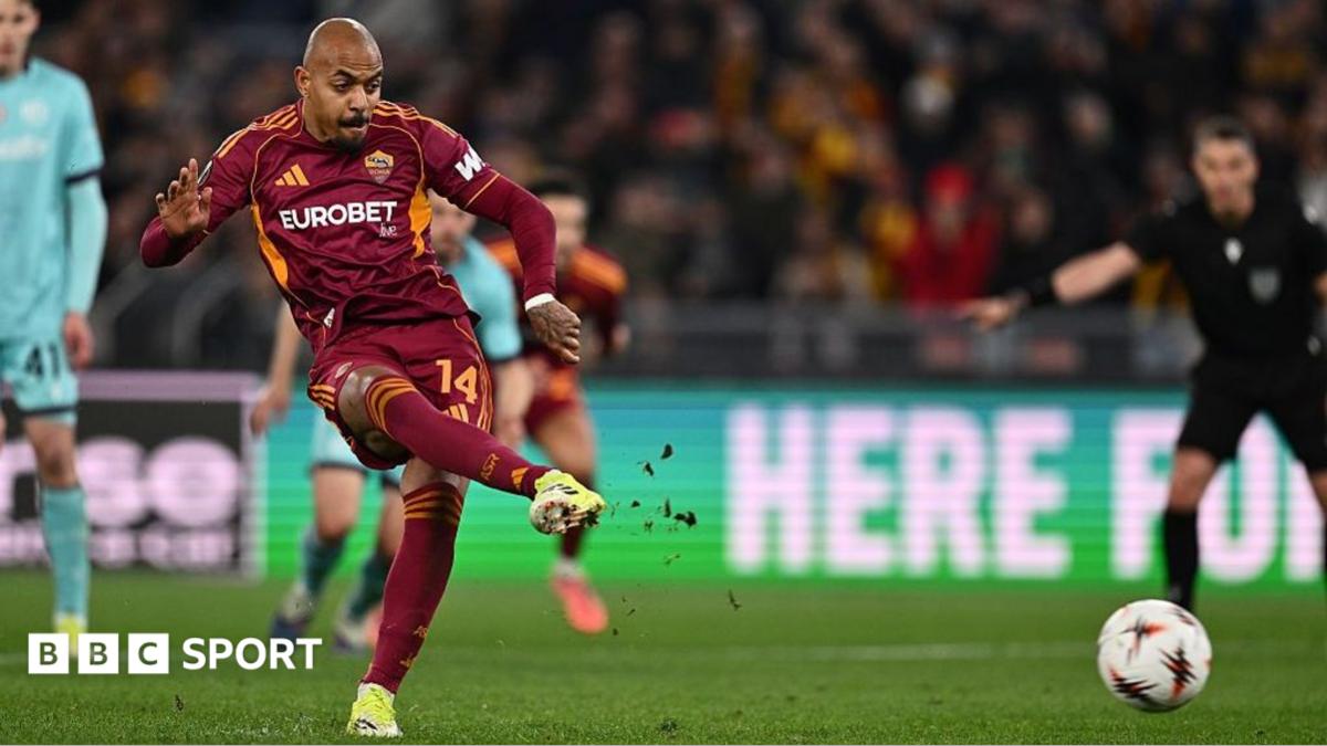 Donyell Malen shoots at goal while playing for Roma