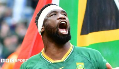 Siya Kolisi celebrates scoring a try