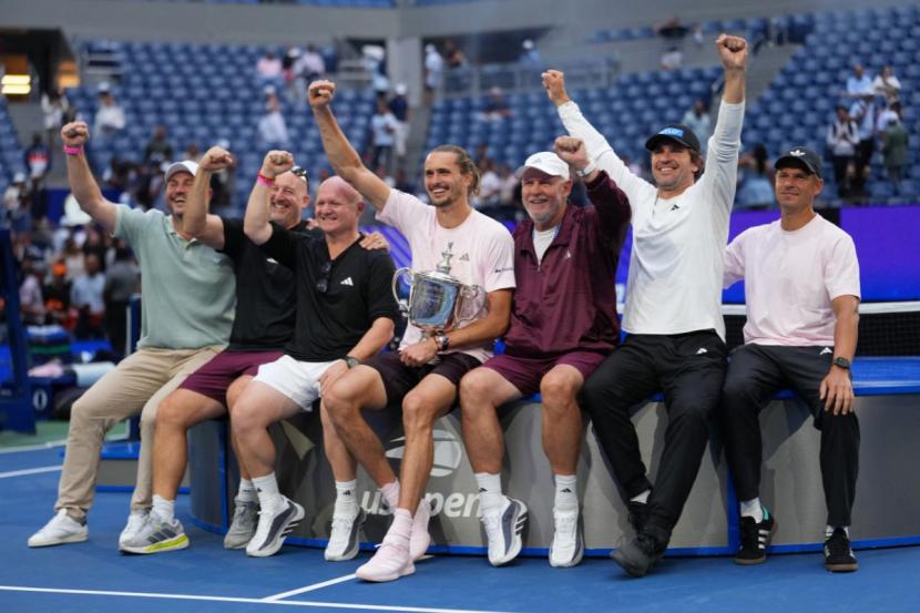 Alexander Zverev celebrates his US Open victory with father Alexander Zverev Sr, brother Mischa and other members of his team.
